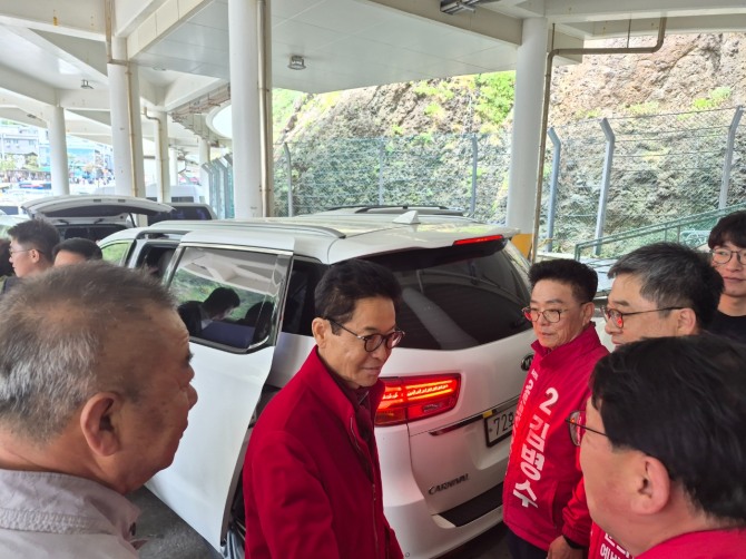 지난 28일 이철우 경북도지사 후보가 울릉도 도동항에서 차량에 탑승하기 전 지역 인사들과 대화를 나누고 있다. 사진=울릉기자단