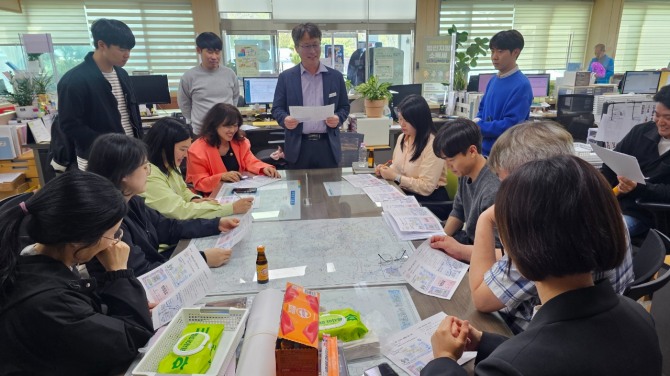 이천시 직원들이 현장 밀착형 찾아가는 청렴 컨설팅을 진행하고 있는 모습. 사진=이천시
