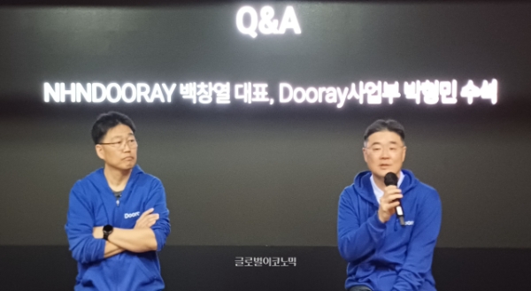 기자 간담회 중 질의응답을 하고 있는 NHN 두레이의 백창열 대표(왼쪽)와 박형민 사업부 수석. 사진=