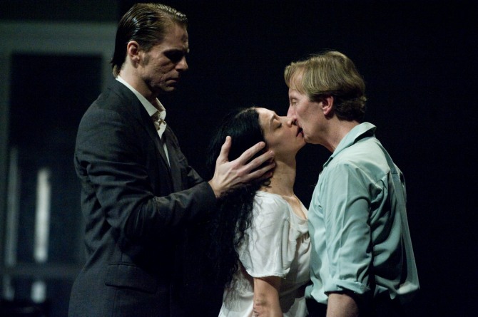 빔 벤더스 감독의 '피나'