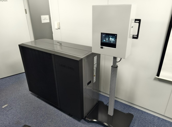 삼성전자가 29일 서울 태평로 기자실에서 히트펌프 보일러의 실외기(왼쪽)와 제어기를 선보이고 있다. 사진=장용석 기자