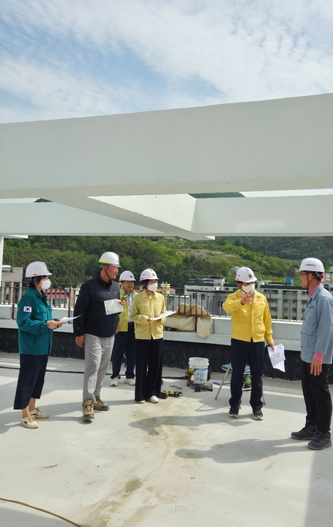 보건소 신축 공사 현장을 점검하는 모습. 공정률이 높아지며 작업 밀도가 증가하는 단계에서 안전수칙 준수와 작업자 보호, 인근 주민 안전 관리가 핵심 관리 요소로 강조되고 있다. 사진= 청도군