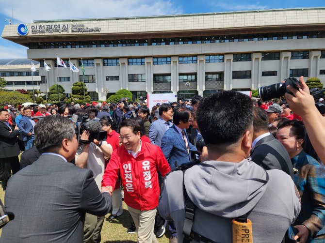 29일 유정복 시장이 출마 선언 후 지지자들과 악수하고 있다. 사진=인천시 기자연합회 풀