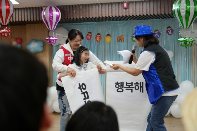 LG전자 임직원으로 구성된 라이프스굿(Life's Good) 봉사단이 서울 강동구 암사재활원에서 어린이날 행사를 열고 중증장애 아동·청소년들과 즐거운 시간을 보내고 있다. 사진=LG전자 