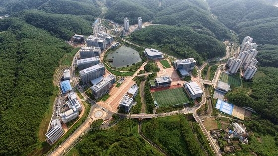울산과학기술원(UNIST) 전경. 울산경제자유구역청의 산업 구조 개편과 맞물려 인공지능(AI) 혁신 인재 양성과 산학 협력의 핵심 거점으로 역할이 확대되고 있다. 사진= 울산과학기술원(UNIST)