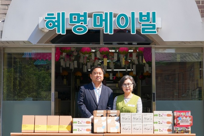 지난 4일 혜명메이빌에서 열린 선물 전달식에서 오석진 한국투자증권 브랜드전략실장(왼쪽)과 이수경 혜명메이빌 원장이 기념사진을 촬영하고 있다. 사진=한국투자증권