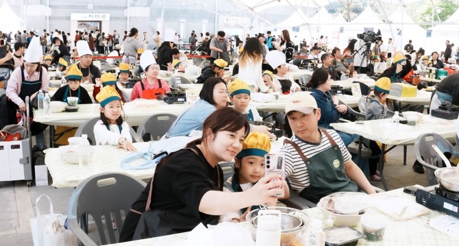 지난 1일 열린 광주시 음식문화축제에 참가한 시민들. 사진=광주시