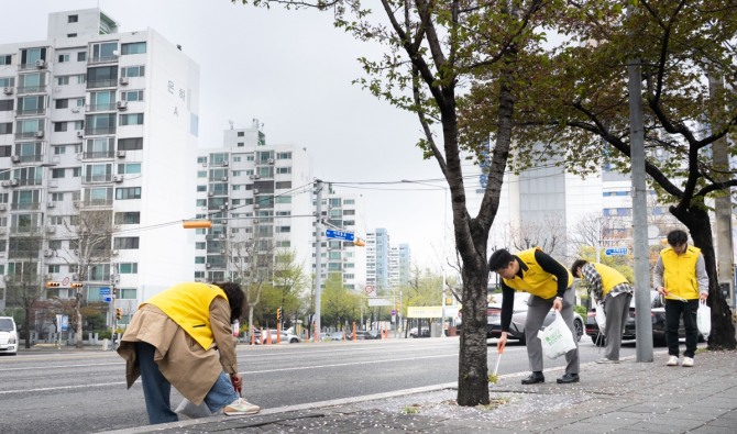 IPARK현대산업개발 도시정비수주팀 임직원들이 지난달 10일 서울 영등포구 여의도동 샛강생태공원 일대에서 플로깅(plogging) 활동을 실시하고 있다. 사진=IPARK현대산업개발