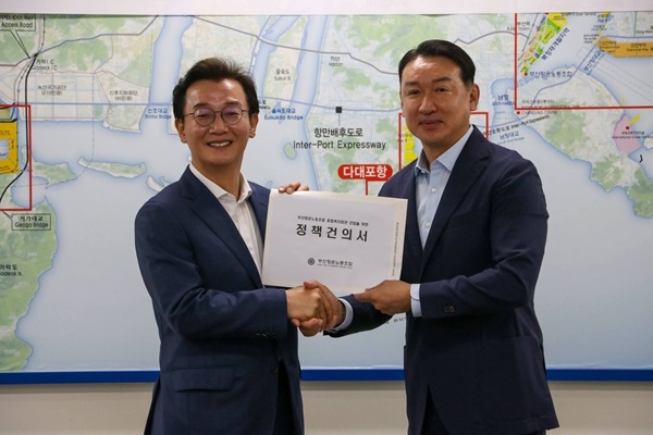 11일 민주당 전재수 부산시장 예비후보가 박병근 부산항운노조 위원장의 정책건의서를 전달 받고 있다. 사진=전재수 선거 사무소 제공 