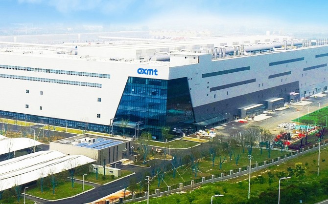 중국 창신메모리테크놀로지(CXMT) D램 공장 전경. 중국 메모리 기업들은 정부 지원과 대규모 투자를 바탕으로 DDR4·DDR5 시장에서 빠르게 존재감을 키우고 있지만, HBM 등 첨단 메모리 분야에서는 여전히 한국 기업들이 우위를 유지하고 있다는 평가가 나온다. 사진= 창신메모리 홈페이지