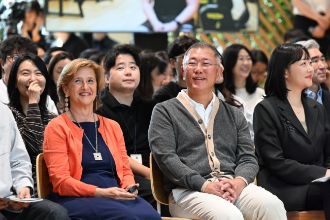 현대차그룹 양재사옥에서 열린 로비 스토리 타운홀에 참석한 정의선 회장(오른쪽)과 알렉산드라 빌레가스 산느 디자인 디렉터(왼쪽) (사진=현대자동차)