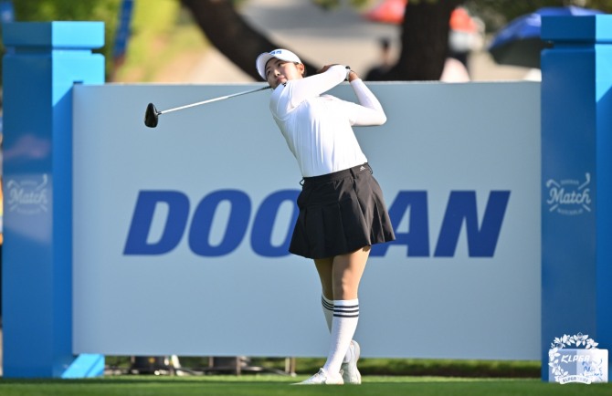 8강에 오른 서교림이 티샷을 한 뒤 날아가는 볼을 바라보고 있다. 사진=KLPGA 박준석 포토