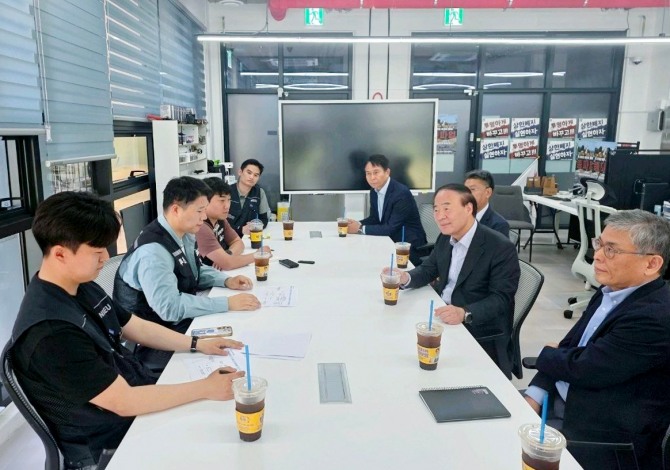 전영현 대표이사 부회장(오른쪽 두 번째)을 비롯한 삼성전자 DS 부문 사장단이 15일 경기도 삼성전자 평택 사업장을 방문해 초기업노조 최승호 위원장(왼쪽 두 번째) 등 노조 지도부와 면담하고 있다. 사진=삼성전자 