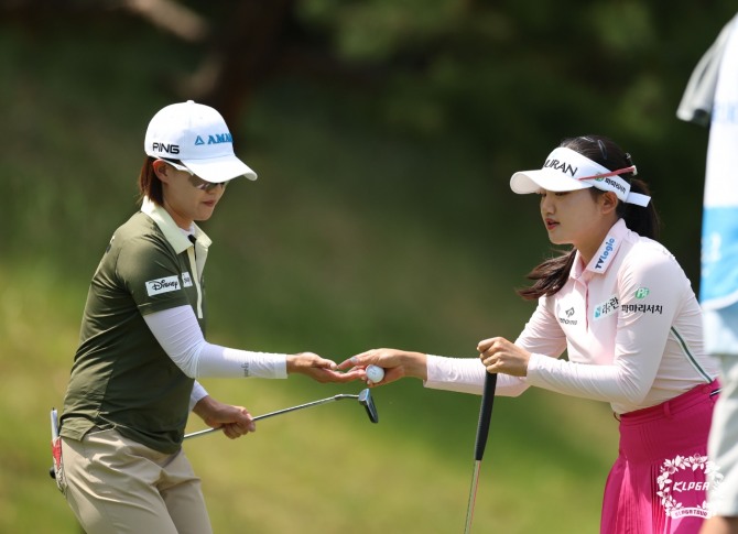 8강전 승자 최은우와 패자 노승희(우측). 사진=KLPGA 박준석 포토