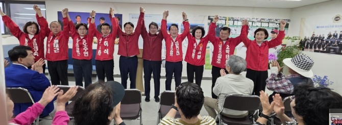 지난 16일 허식 후보와 유정복 후보 등 선거 캠프 관계자들이 승리를 위해 손을 번쩍 들고 있다. 사진=김양훈 기자
