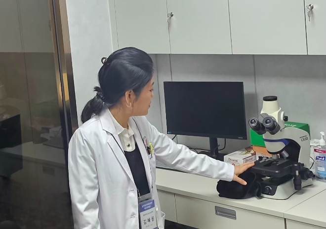 김혜원 한림대강남성심병원 난치성가려움증센터장이 미디어데이에서 기자들에게 피부과 및 난치성가려움증센터를 소개하고 있다. 사진=황소원 기자