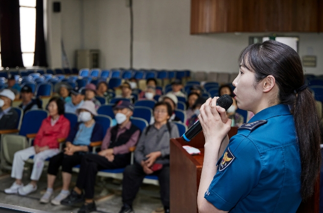 KB손해보험이 진행한 ‘반짝반짝 캠페인’에 참여한 어르신들이 교통안전 교육을 듣고 있다. 사진=KB손보