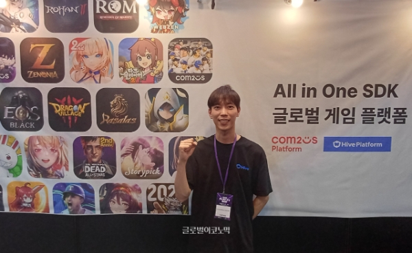이지수 컴투스플랫폼 커넥팅사업개발실 국내사업부장이 2026 플레이엑스포가 열린 일산 킨텍스 제1전시장 하이브(Hive) 부스에서 기념촬영을 하고 있다. 사진=이원용 기자