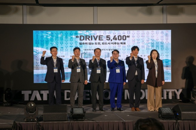 2026 타타대우모빌리티 벤더 컨퍼런스에서 수상자들이 단체 사진을 촬영하고 있다. (사진=타타대우모빌리티)