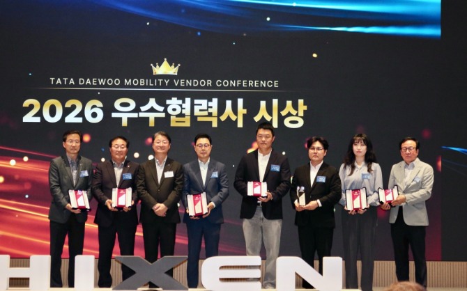 2026 타타대우모빌리티 벤더 컨퍼런스에서 수상자들이 단체 사진을 촬영하고 있다. (사진=타타대우모빌리티)