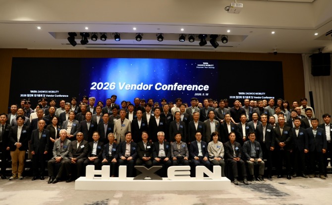 2026 타타대우모빌리티 벤더 컨퍼런스에서 수상자들이 단체 사진을 촬영하고 있다. (사진=타타대우모빌리티)