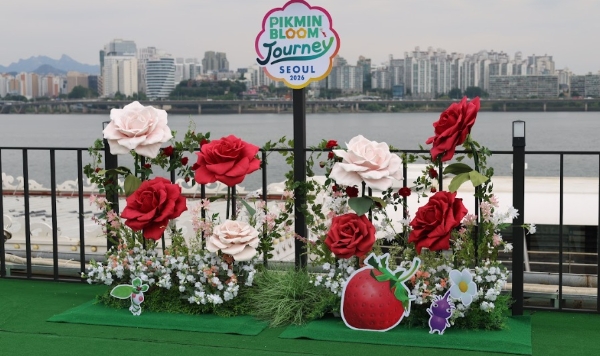 서울 여의도 한강공원에 설치된 피크민 블룸 저니 서울 2026 포토 존의 모습. 사진=나이언틱