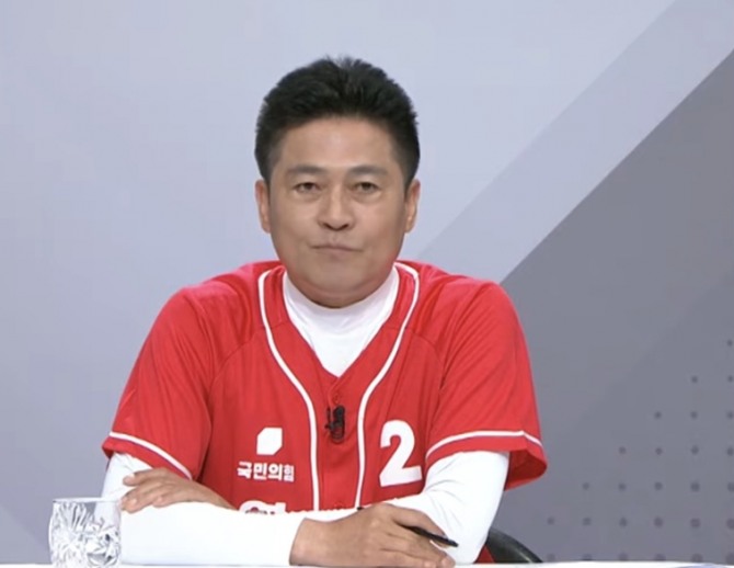 인천광역시 영종구 출범을 앞두고 23일 개최된 열린 영종구청장 후보자 TV토론회에서 국민의힘 김정헌 후보가 토론하고 있다. 사진=OBS TV토론회 화면 캡처