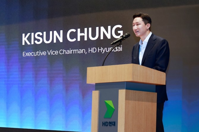 정기선 HD현대 회장이 지난해 경기도 성남시 판교 HD현대 글로벌R&D센터에서 열린 '한·미 조선협력 전문가 포럼'에서 개회사를 하고 있다. 사진=HD현대