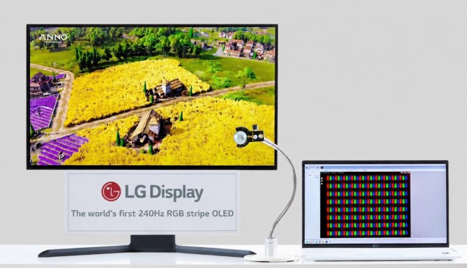 LG디스플레이의 ‘240Hz RGB 스트라이프 OLED’ 패널을 카메라로 확대해 촬영하는 모습. 사진=LG디스플레이