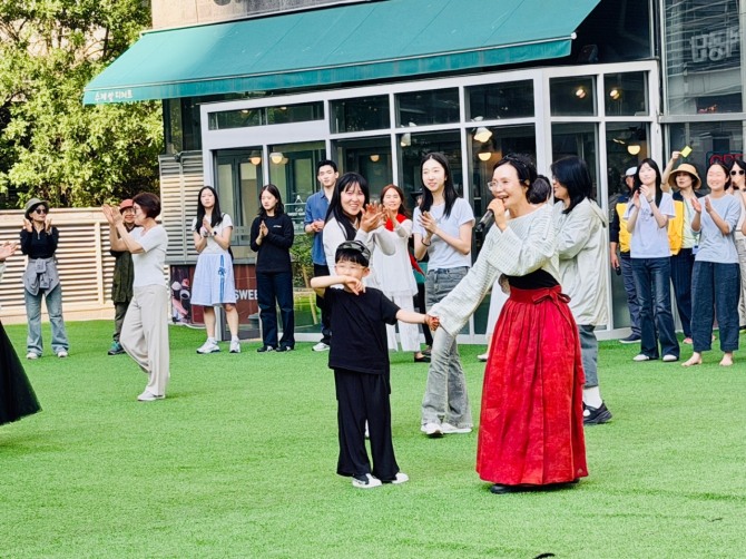 즉흥 피크닉(5월 23일, 김기인춤문화재단, 안무 하혜석, 나루아트센터 야외광장)