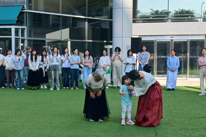 즉흥 피크닉(5월 23일, 김기인춤문화재단, 안무 하혜석, 나루아트센터 야외광장)