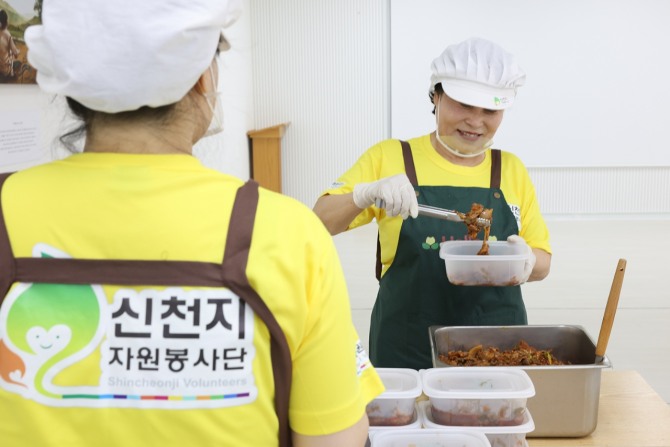 신천지 자원봉사단 화성·오산지부는 지난 18일부터 19일까지 경기도장애인복지회 오산시지부와 함께 제철 도시락을 만들고 있는 모습. 사진=신천지 자원봉사단 화성·오산지부