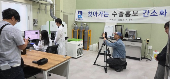 지난 28일 수원특례시가 관내 기업을 찾아가 수출 홍보를 지원하고 있는 모습. 사진=수원특례시