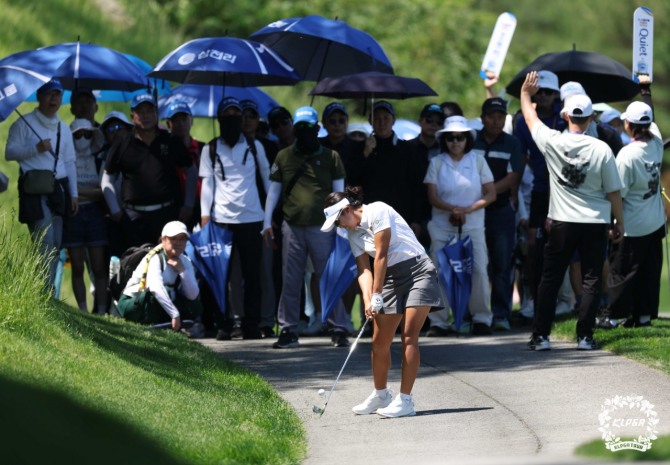 카트 도로에서 샷을 하는 김민주. 사진=KLPGA 박준석 포토