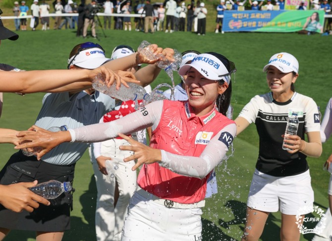 20승을 달성한 박민지에게 동료들이 우승축하를 해주고 있다. 사진=KLPGA 박준석 포토
