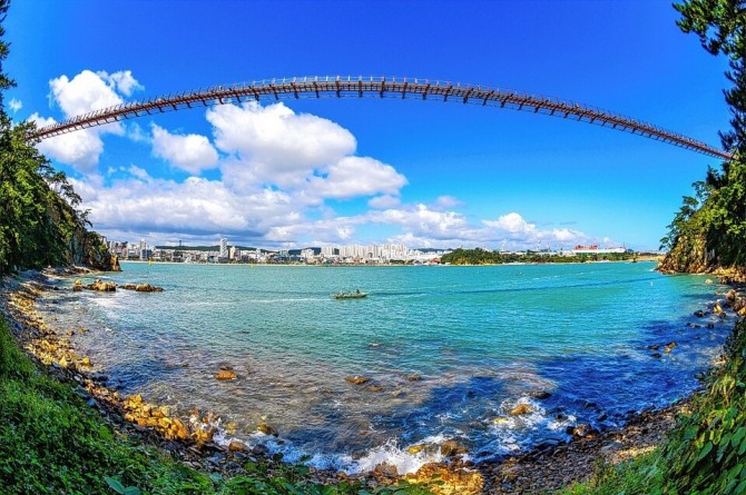 울산 동구 대왕암공원 출렁다리 전경. 대왕암공원 출렁다리는 개통 이후 누적 방문객 367만 명을 넘어서며 울산 대표 관광명소로 자리매김했다. 사진= 울산동구