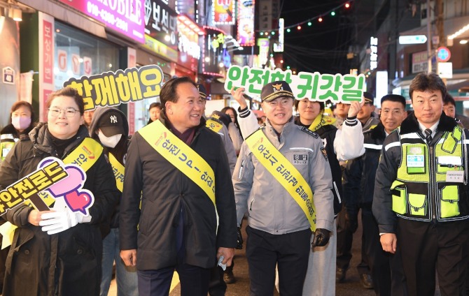 민선8기 시장 재임 시절 이권재 시장 후보 민관경 안심귀갓길 합동 순찰 모습. 사진=이권재 후보 캠프