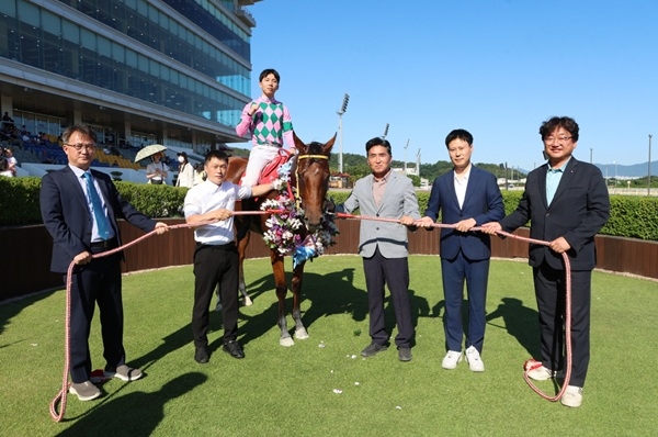 제19회 KNN배 대상경주 우승기념 단체사진. 왼쪽부터 엄영석 한국마사회 영남지역본부장, 최동수 마필관리사, 이효식 기수, 강은석 조교사, 양진호 마주, 김백수 KNN 상무. 사진=렛츠런파크 부산경남