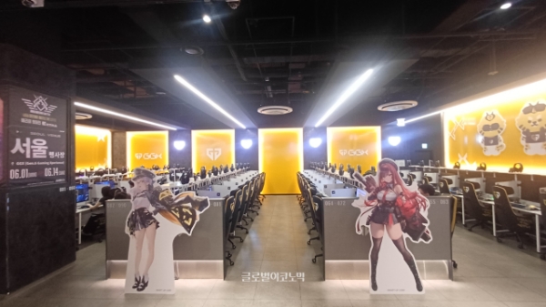 GGX PC방에 전시된 니케 '네온(왼쪽)'과 '라피'. 사진=이원용 기자