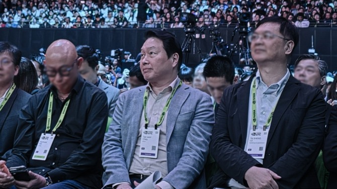(왼쪽에서 2번째) 최태원 SK그룹 회장이 1일 대만에서 개최된 '엔비디아 GTC 타이베이 2026'에서 젠슨황 엔비디아 CEO의 기조연설을 참관하고 있다. 사진=SK하이닉스
