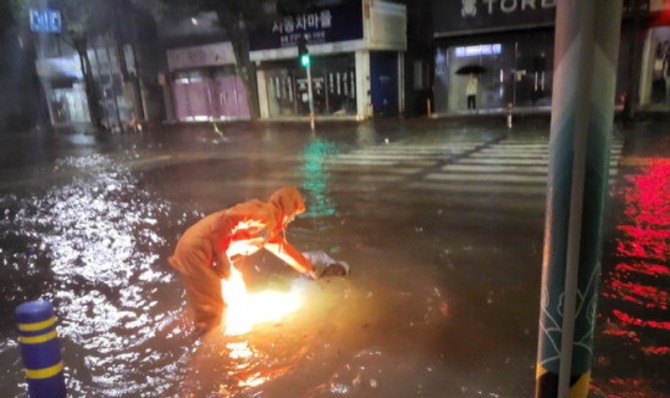 지난해 울산에 시간당 65.3㎜의 극한호우가 쏟아지면서 침수 피해 신고가 잇따른 가운데 울산소방본부가 재난취약지역 안전점검을 실시하고 있다. 사진=울산소방본부