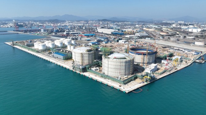 울산항 동북아 에너지허브 전경. 석유화학 원료와 에너지 자원이 집결하는 핵심 물류 거점으로 극한호우와 같은 기후재난에 대비한 인프라 관리 중요성이 커지고 있다. 사진=울산항만공사