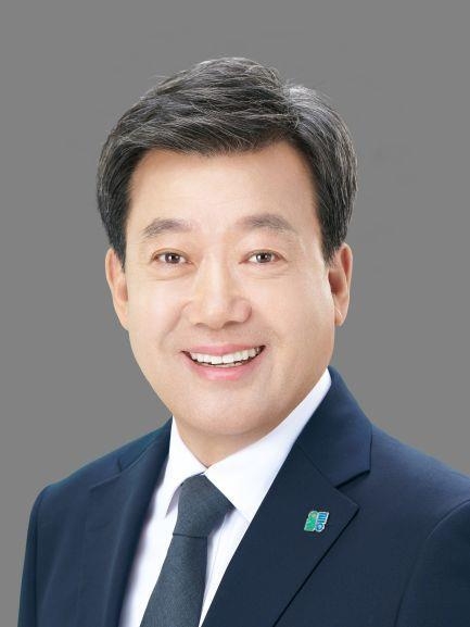 남한권 울릉군수 당선인. 제9회 전국동시지방선거에서 재선에 성공한 남 당선인은 군민들의 신뢰를 바탕으로 향후 4년간 울릉군정을 이끌게 됐다. 울릉공항 개항 준비와 지역경제 활성화, 정주여건 개선 등 주요 현안 추진에 관심이 모아지고 있다.사진=네이버 선거정보