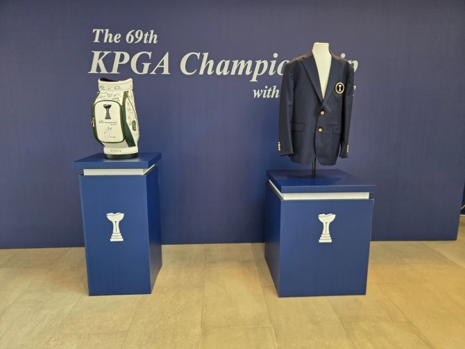 클하우스에 전시된 KPGA선수권대회 우승 재킷(우측)과 우승자 사인이 들어간 소형 캐디백. 사진=글로벌이코노믹