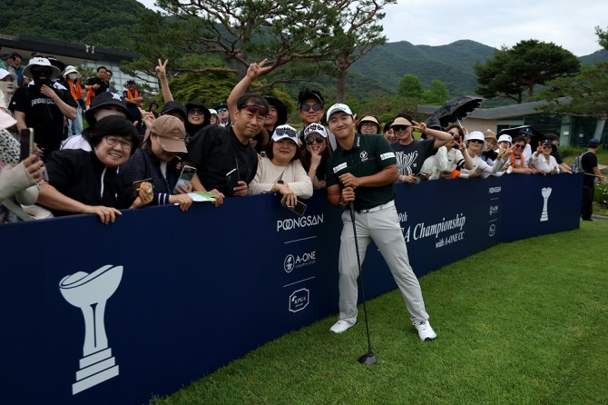 김홍택과 갤러리들. 사진=KPGA 민수용 포토