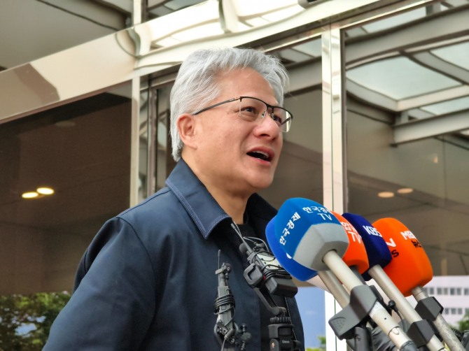 젠슨황 엔비디아 최고경영자(CEO)가 5일 취재진과의 인터뷰에 응하고 있다. 사진=장용석 기자