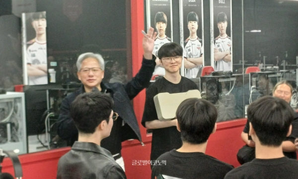 페이커 선수와 함께 지포스 RTX 5090 그래픽카드에 친필 서명을 한 후 해당 경품을 받을 당첨자를 발표하는 젠슨 황 대표. 사진=이원용 기자
