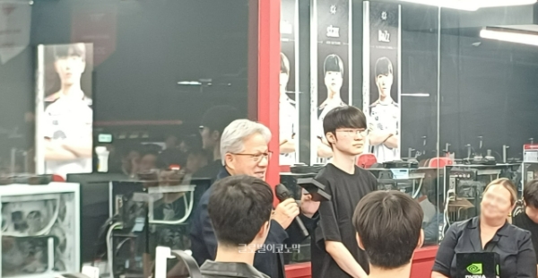 젠슨 황 대표가 올 가을 출시 예정인 '지포스 RTX 스파크'에 대해 소개하고 있다. 사진=이원용 기자