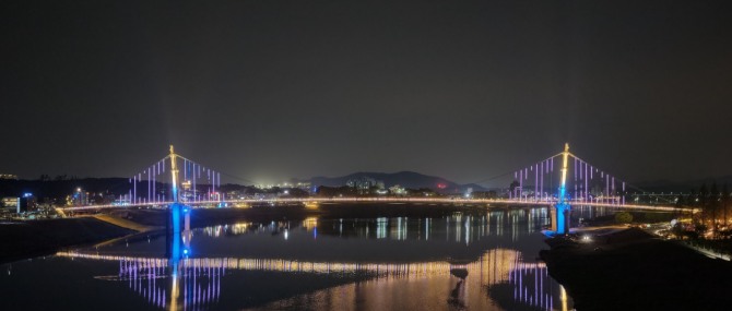 여주 남한강 출렁다리 야간 개장 운영 전경. 사진=여주시