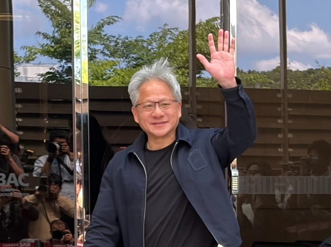 젠슨 황의 눈높이는 PC까지…엔비디아發 AI 확장에 메모리 판 커진다